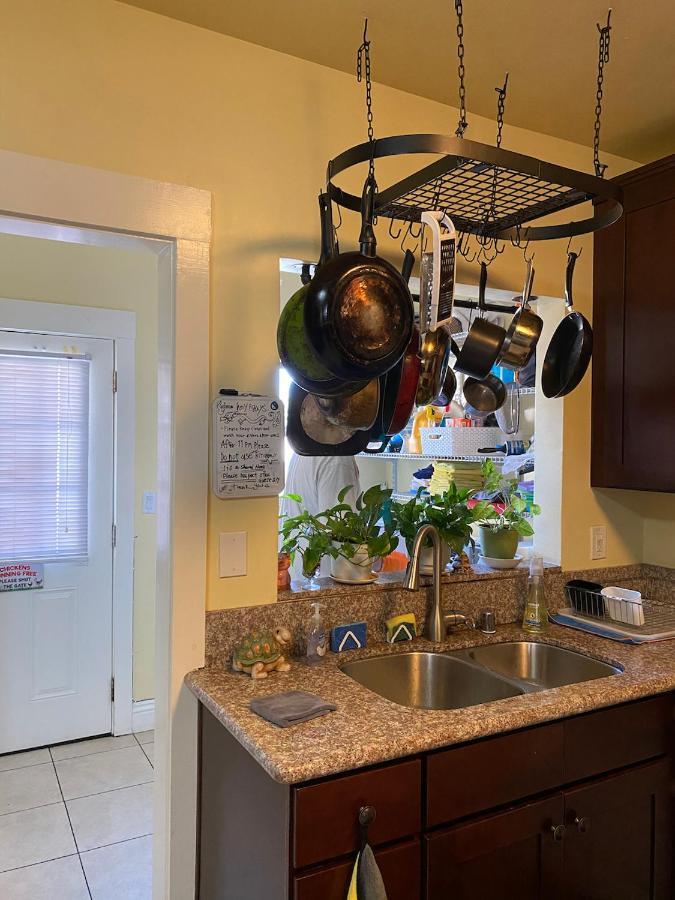 Private Large La Bedroom W Private Half-Bathroom - Ac - Wifi - Private Fridge Near Usc - Exposition Park - Usc Memorial Coliseum - Banc Of California Stadium - Downtown Los Angeles Dtla - University Of Southern California Usc! Luaran gambar