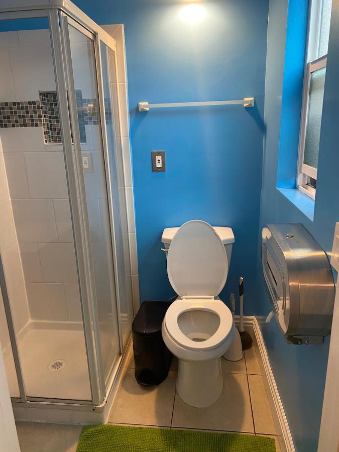 Private Large La Bedroom W Private Half-Bathroom - Ac - Wifi - Private Fridge Near Usc - Exposition Park - Usc Memorial Coliseum - Banc Of California Stadium - Downtown Los Angeles Dtla - University Of Southern California Usc! Luaran gambar